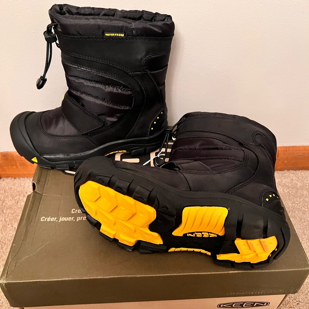 Childrens Keen Size 4 Snow Boots